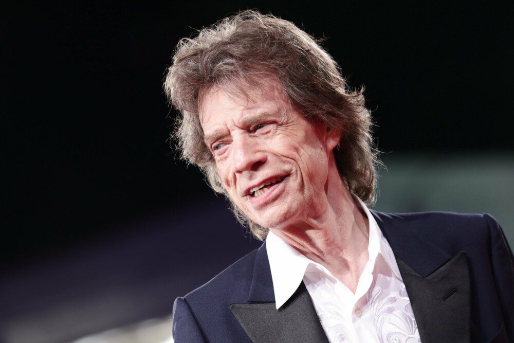 Až britští Rolling Stones v létě vyrazí na evropské turné na stadiony a do sportovních hal, určitě v jejich řadách nebude chybět nezdolný Mick Jagger, přestože mu 26. července bude úctyhodných 79 let. Výjimečnost jeho hudební i lidské dlouhověkosti vyniká, když si člověk uvědomí, že svůj první koncert odehráli muzikanti před šedesáti lety, 12. července… 		
			
				
Pro přístup k tomuto obsahu je potřeba mít jeden z našich plánů - Informace ZDE
Můžete vyzkoušet 30 dnů ZDARMA - REGISTRACE ZDARMA  ZDE

Mám předplatné - přihlásit se
