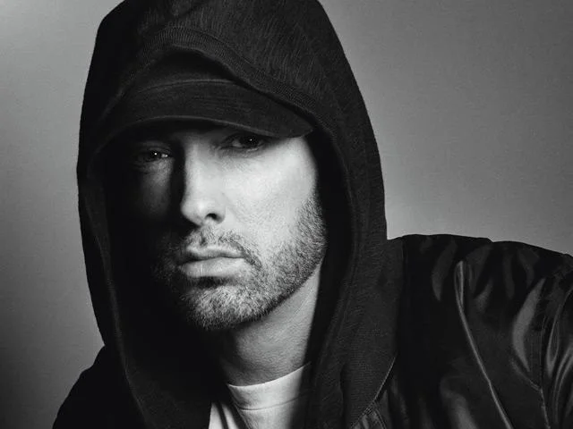 Sedmnáctého října oslaví půlstoletí života Eminem, jedna z největších osobností americké hiphopové scény, člověk zatracovaný kvůli kontroverzním písním a drogové minulosti, ale i uctívaný za přínos a inovace na hudebním poli. Právě tento držitel patnácti cen Grammy byl mužem, jenž prolomil rasovou bariéru a zasloužil se o právoplatné přijetí umělců europoidní rasy mezi tvůrce rapové hudby, která… 		
			
				
Pro přístup k tomuto obsahu je potřeba mít jeden z našich plánů - Informace ZDE
Můžete vyzkoušet 30 dnů ZDARMA - REGISTRACE ZDARMA  ZDE

Mám předplatné - přihlásit se